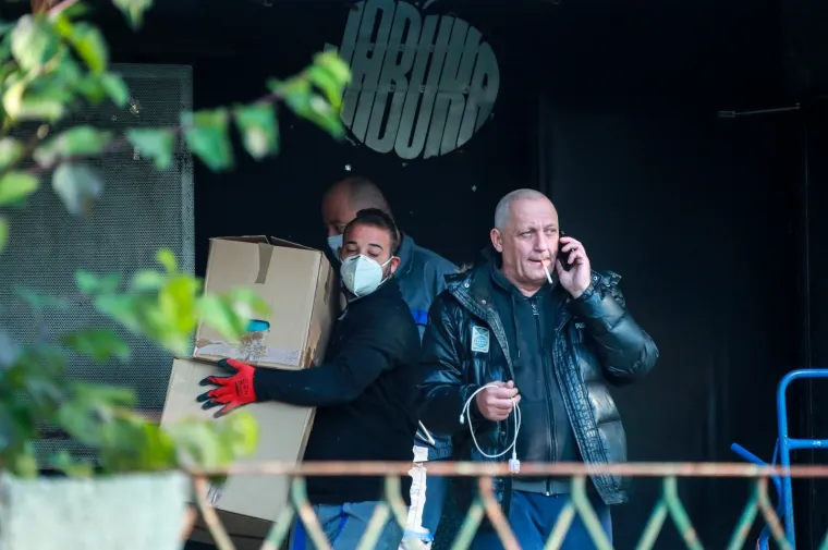 TUŽNA DELOŽACIJA JABUKE: Policija iznijela stvari iz kluba, na mjestu događaja i Juričan