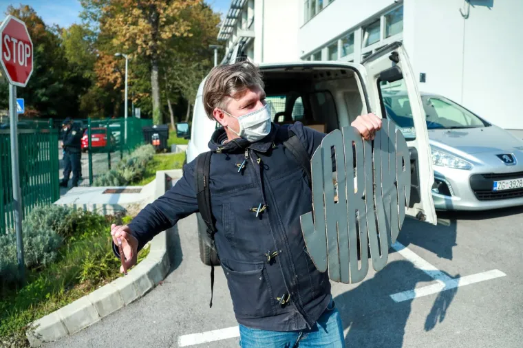 TUŽNA DELOŽACIJA JABUKE: Policija iznijela stvari iz kluba, na mjestu događaja i Juričan