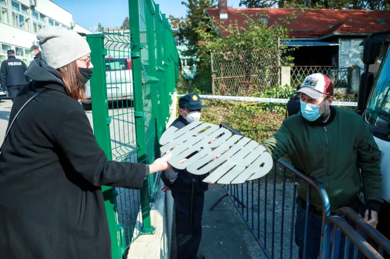 TUŽNA DELOŽACIJA JABUKE: Policija iznijela stvari iz kluba, na mjestu događaja i Juričan