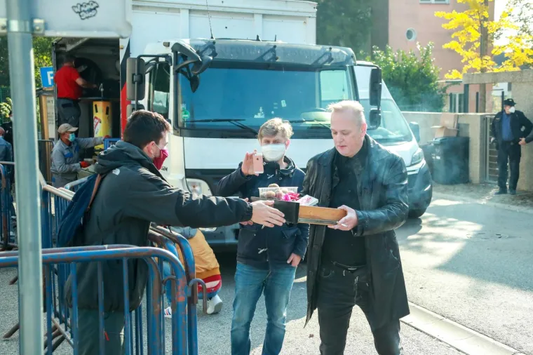 TUŽNA DELOŽACIJA JABUKE: Policija iznijela stvari iz kluba, na mjestu događaja i Juričan