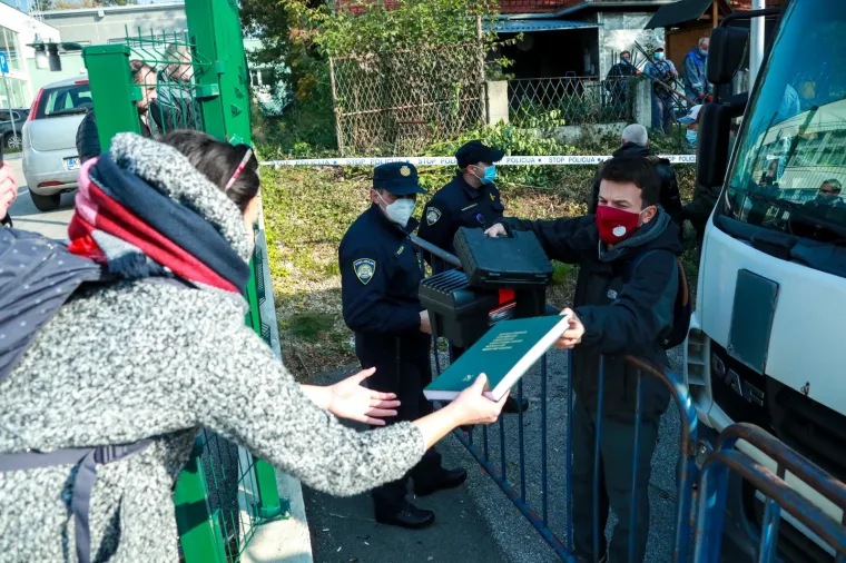 TUŽNA DELOŽACIJA JABUKE: Policija iznijela stvari iz kluba, na mjestu događaja i Juričan