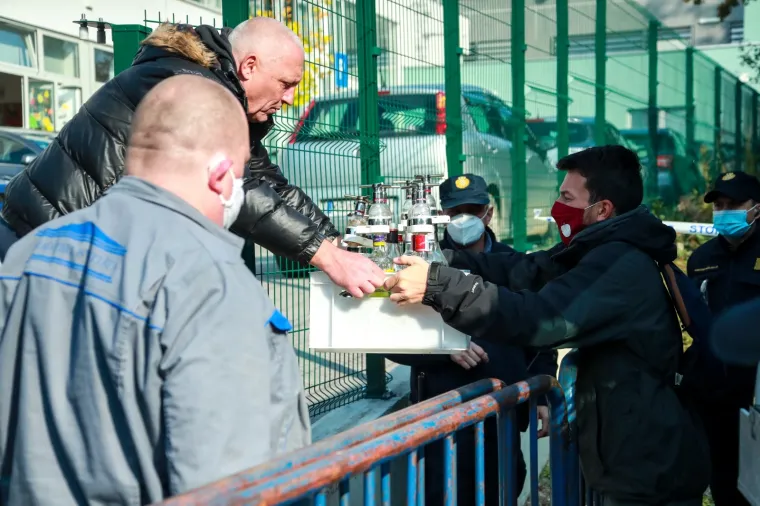 TUŽNA DELOŽACIJA JABUKE: Policija iznijela stvari iz kluba, na mjestu događaja i Juričan