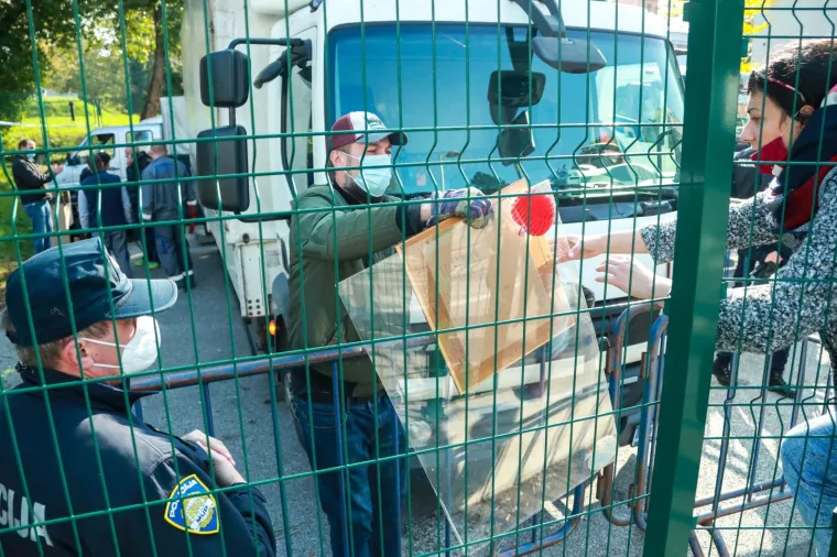 TUŽNA DELOŽACIJA JABUKE: Policija iznijela stvari iz kluba, na mjestu događaja i Juričan