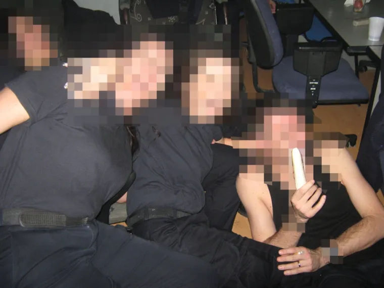 Policajci na tulumu u postaji u Ka&scaron;telima: Diraju se dildom, simuliraju seks, mačuju pivama u gaćama...