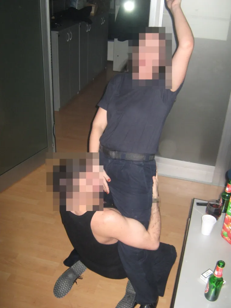 Policajci na tulumu u postaji u Ka&scaron;telima: Diraju se dildom, simuliraju seks, mačuju pivama u gaćama...