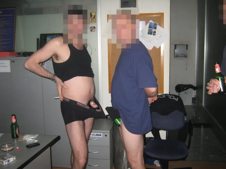 Policajci na tulumu u postaji u Ka&scaron;telima: Diraju se dildom, simuliraju seks, mačuju pivama u gaćama...