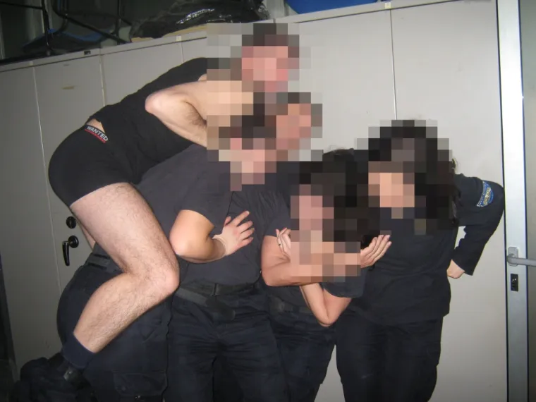 Policajci na tulumu u postaji u Ka&scaron;telima: Diraju se dildom, simuliraju seks, mačuju pivama u gaćama...