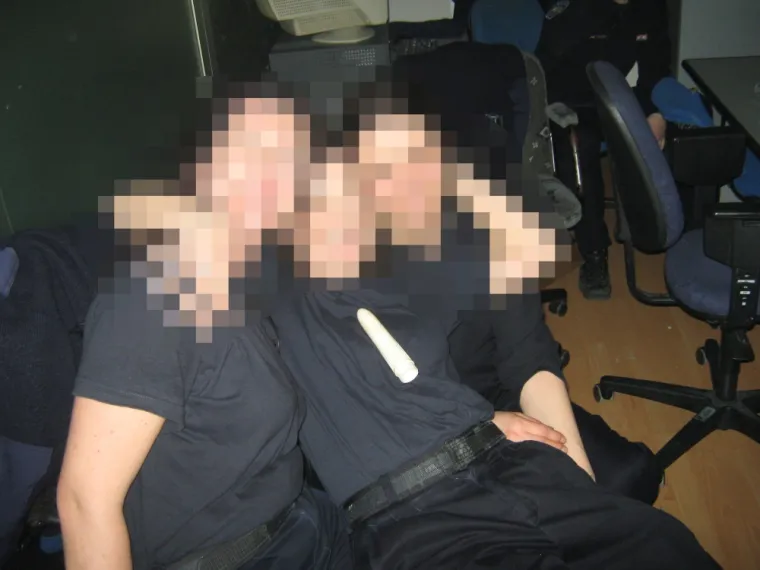 Policajci na tulumu u postaji u Ka&scaron;telima: Diraju se dildom, simuliraju seks, mačuju pivama u gaćama...