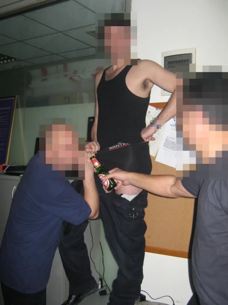Policajci na tulumu u postaji u Ka&scaron;telima: Diraju se dildom, simuliraju seks, mačuju pivama u gaćama...