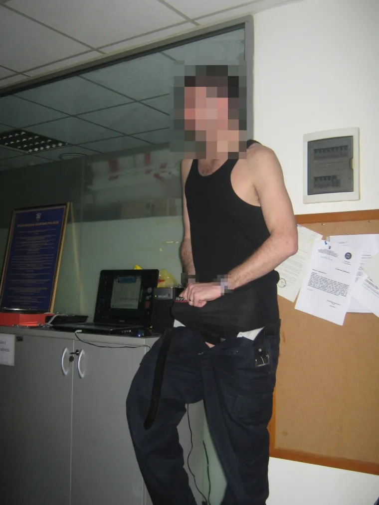 Policajci na tulumu u postaji u Ka&scaron;telima: Diraju se dildom, simuliraju seks, mačuju pivama u gaćama...