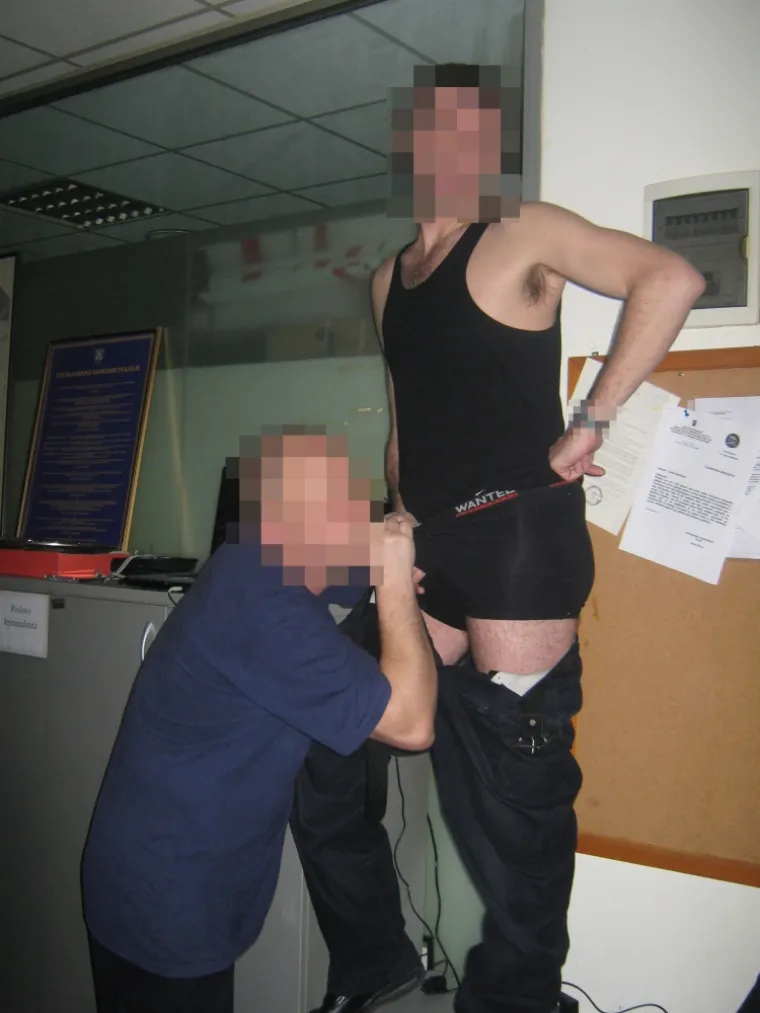 Policajci na tulumu u postaji u Ka&scaron;telima: Diraju se dildom, simuliraju seks, mačuju pivama u gaćama...