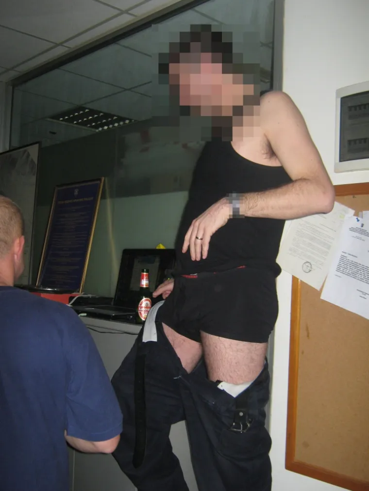 Policajci na tulumu u postaji u Ka&scaron;telima: Diraju se dildom, simuliraju seks, mačuju pivama u gaćama...