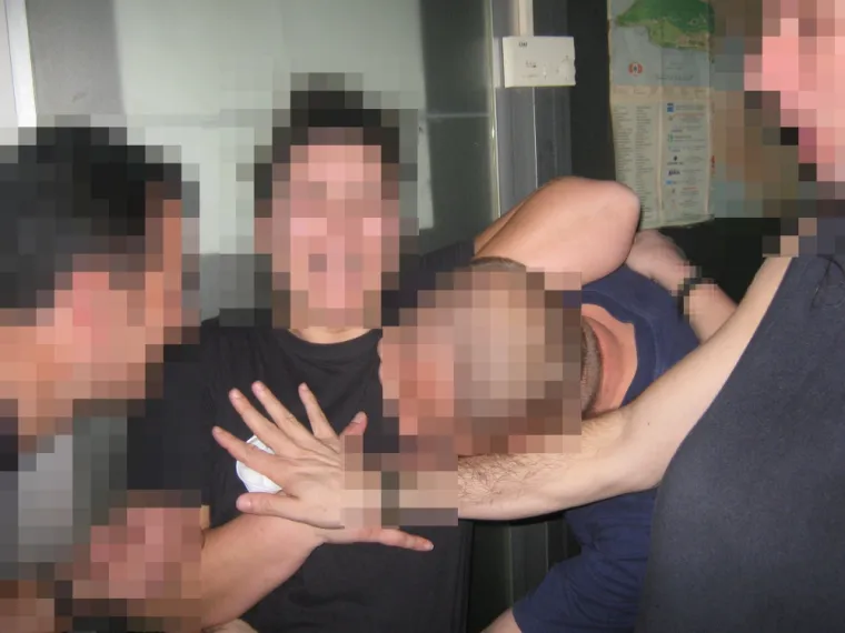 Policajci na tulumu u postaji u Ka&scaron;telima: Diraju se dildom, simuliraju seks, mačuju pivama u gaćama...