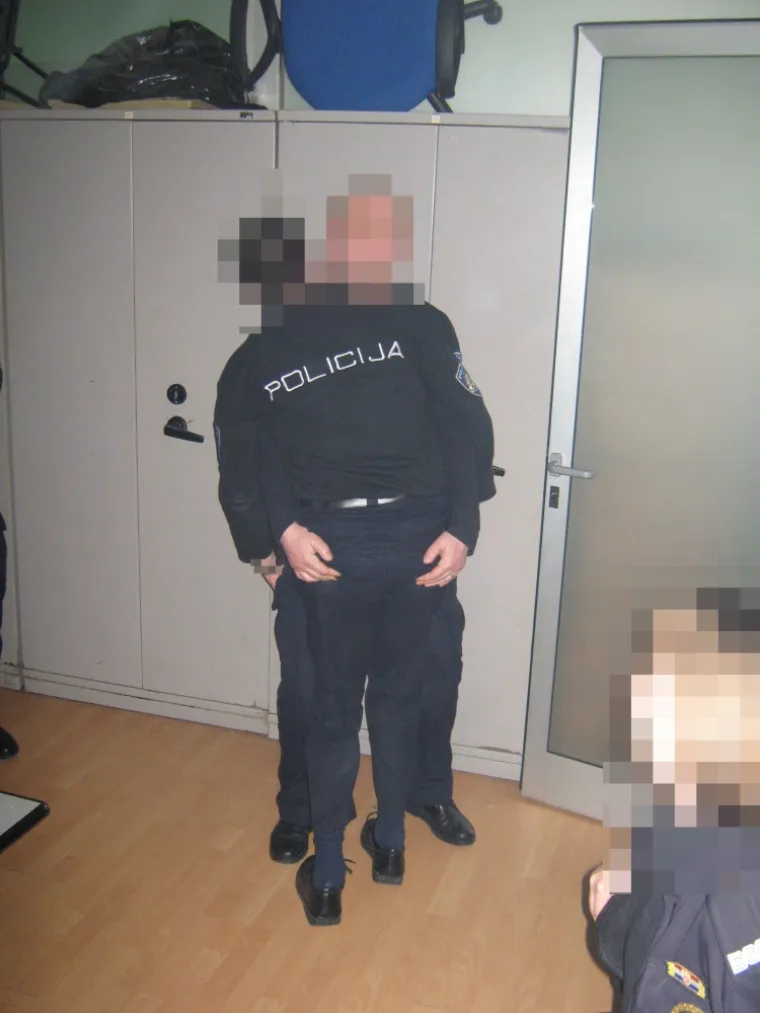 Policajci na tulumu u postaji u Ka&scaron;telima: Diraju se dildom, simuliraju seks, mačuju pivama u gaćama...