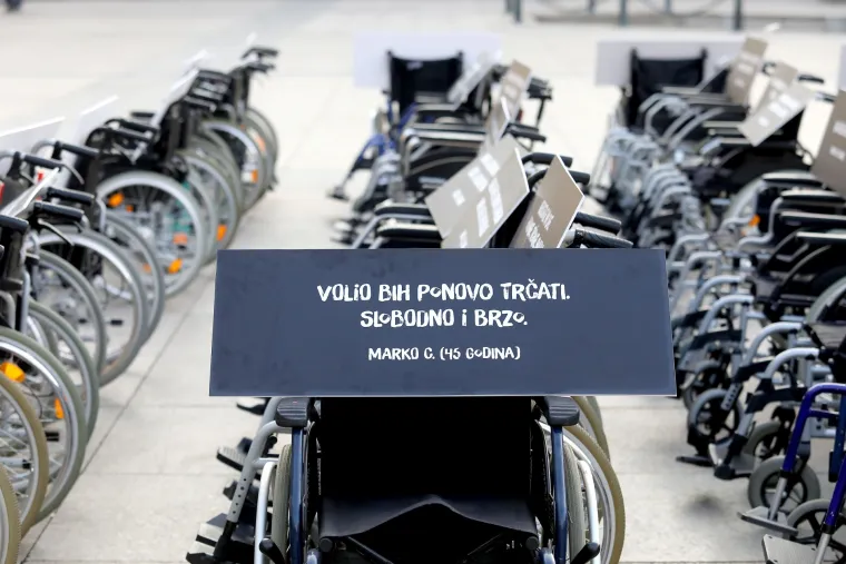'Nedostaje mi igra lovice s djecom': Invalidska kolica postavljena su na Trgu