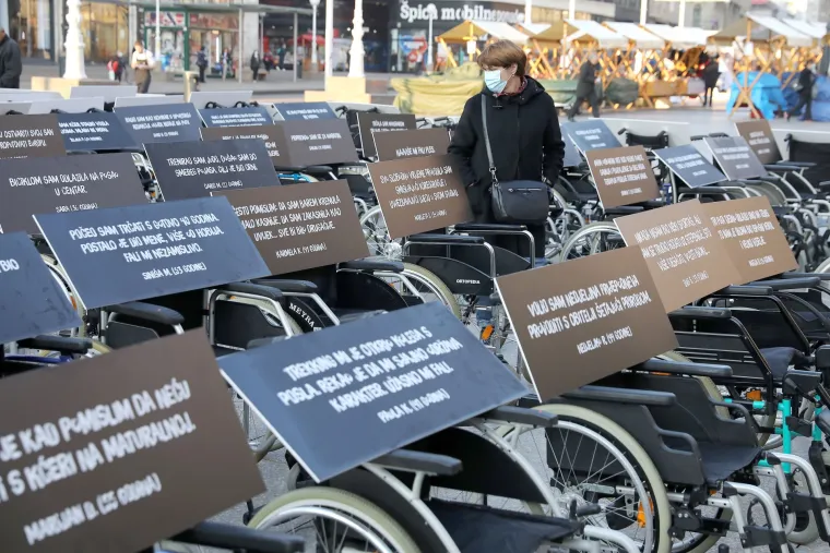 'Nedostaje mi igra lovice s djecom': Invalidska kolica postavljena su na Trgu