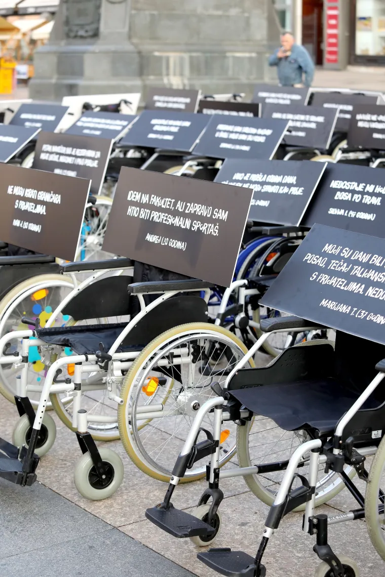 'Nedostaje mi igra lovice s djecom': Invalidska kolica postavljena su na Trgu