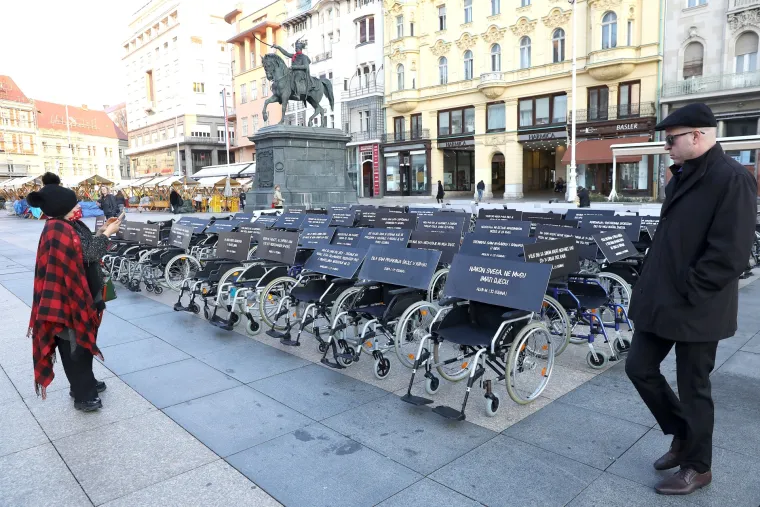 'Nedostaje mi igra lovice s djecom': Invalidska kolica postavljena su na Trgu