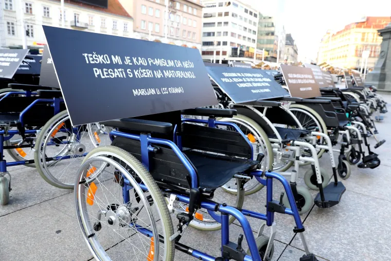 'Nedostaje mi igra lovice s djecom': Invalidska kolica postavljena su na Trgu