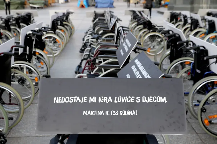 'Nedostaje mi igra lovice s djecom': Invalidska kolica postavljena su na Trgu
