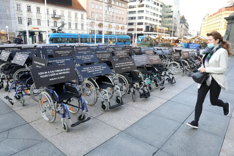 'Nedostaje mi igra lovice s djecom': Invalidska kolica postavljena su na Trgu