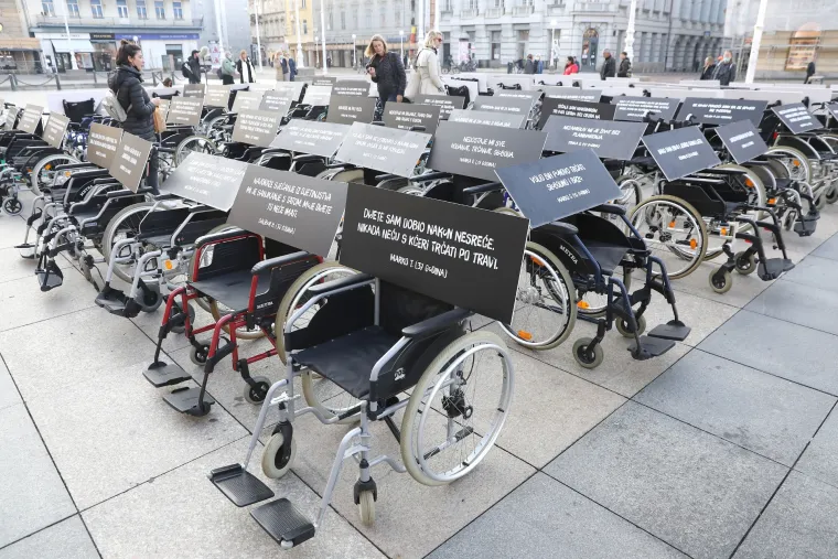 'Nedostaje mi igra lovice s djecom': Invalidska kolica postavljena su na Trgu