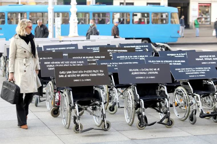 'Nedostaje mi igra lovice s djecom': Invalidska kolica postavljena su na Trgu