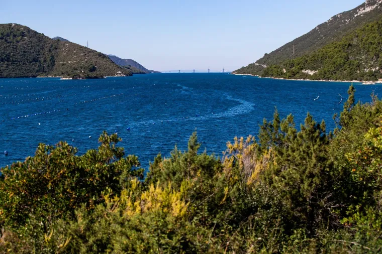 Pelje&scaron;ki most poprima svoj oblik. Kineski izvođač ubrzao je radove kako bi se nadoknadilo ka&scaron;njenje i kako bi projekt vrijedan gotovo četiri milijarde kuna bio gotov u roku, najkasnije do proljeća 2022. godine.