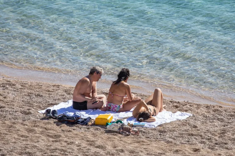 Kupači na dubrovačkim plažama ne mare &scaron;to smo već dobro zagazili u jesen