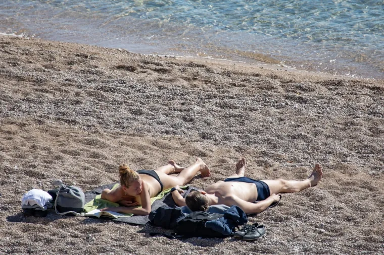 Kupači na dubrovačkim plažama ne mare &scaron;to smo već dobro zagazili u jesen