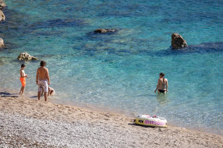 Kupači na dubrovačkim plažama ne mare &scaron;to smo već dobro zagazili u jesen