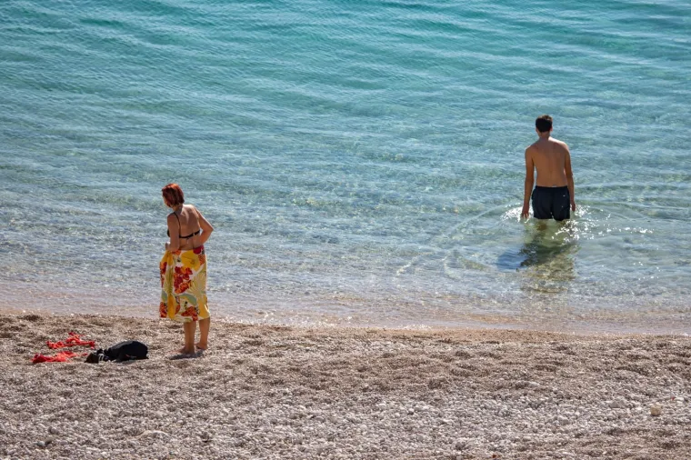 Kupači na dubrovačkim plažama ne mare &scaron;to smo već dobro zagazili u jesen