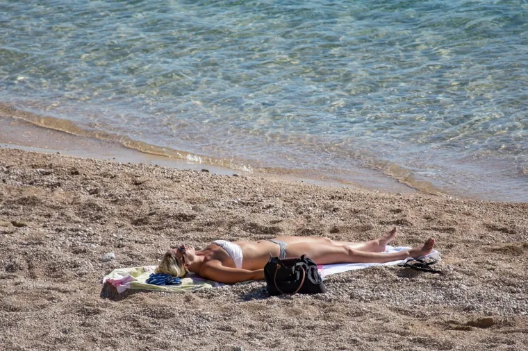 Kupači na dubrovačkim plažama ne mare &scaron;to smo već dobro zagazili u jesen