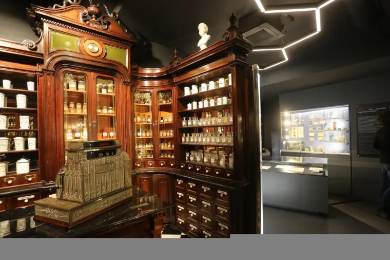 U Rijeci otvoren prvi hrvatski specijalizirani Muzej farmacije: Zmija i ljekarnik Pablo nude pregr&scaron;t savjeta