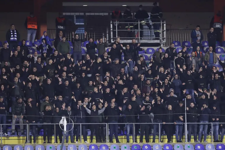 Krajem prvog poluvremena utakmice 1. kola skupine K Europske lige između Dinama i Feyenoorda u Maksimiru, s polupraznih tribina maksimirskog zdanja, zbog pandemije kroonavirusa odnosno ograničenosti ljudi na stadionu kao i posljedica potresa, zagrmilo je Je*i se Zdravko, s tobom je gotovo. U 58. su Boysi pijevali Braća Mamić ale, pu&scaron;ite k**čine'... Nastavilo se vrijeđanje sve jače i jače, odzvanjalo je stadionom. Konstantno su najže&scaron;ći Dinamovi navijači skandirali uvrede ljudima koji su osuđeni, doduđe nepravomoćno ali osuđeni, zbog malverzacija i pljačkanja kluba.