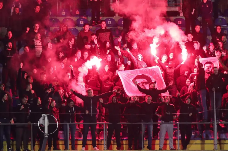 [FOTO] GRME UVREDE S TRIBINA: Boysi brutalno izvrijeđali nepravomoćno osuđenu braću
