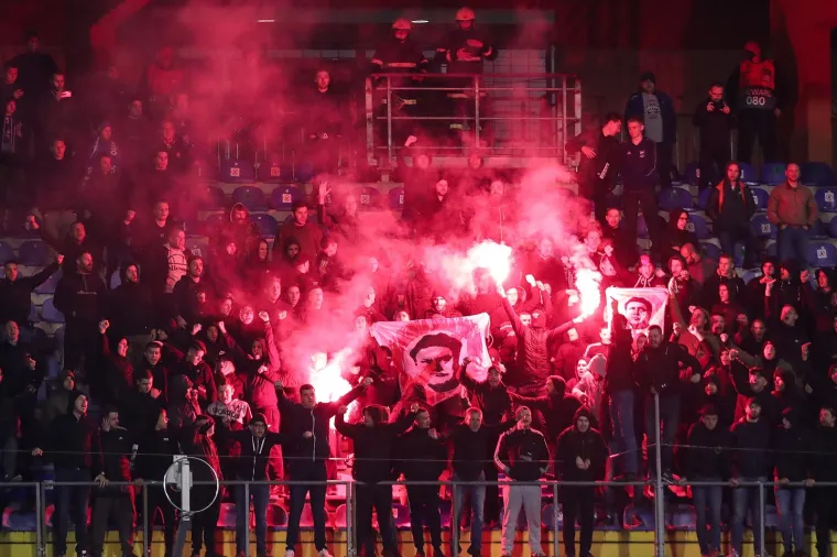 [FOTO] GRME UVREDE S TRIBINA: Boysi brutalno izvrijeđali nepravomoćno osuđenu braću
