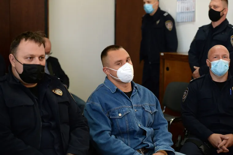 Umirovljenika Petra Jančića (61) iz Siska, koji mu je bio susjed, ubio je jer se zatekao u krivo vrijeme na krivom mjestu. Dočekao ga je pred ulazom u garažu i opet iz očeve pu&scaron;ke ispalio tri hica. Osuđen je na deset godina, a kad su ga pustili na vikend, opljačkao je Sisačku banku, udaljenu nekoliko desetaka metara od njegove kuće, pritom ubiv&scaron;i policajca Milenka Vranjkovića Kinga. Zatim je pobjegao i u stanu na Ravnicama zatočio tročlanu obitelj Kosović. Nakon vi&scaron;esatnih pregovora, Mlađan se predao policiji i od tada je iza re&scaron;etaka.