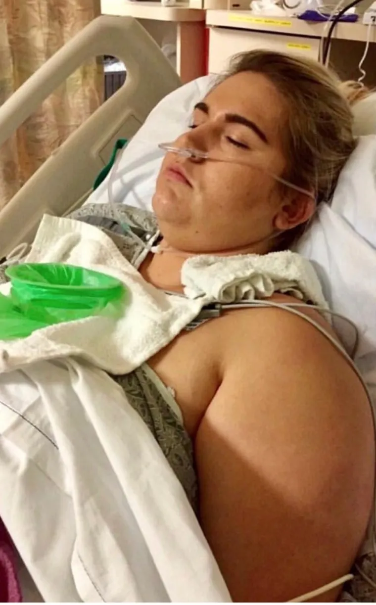 Nakon propalog braka, Cambria je pala u jo&scaron; veću depresiju i počela jo&scaron; vi&scaron;e jesti. Nakon &scaron;to joj je prekomjerna tjelesna težina počela zadavati goleme zdravstvene probleme, odlučila je otići na operaciju smanjivanja želuca.