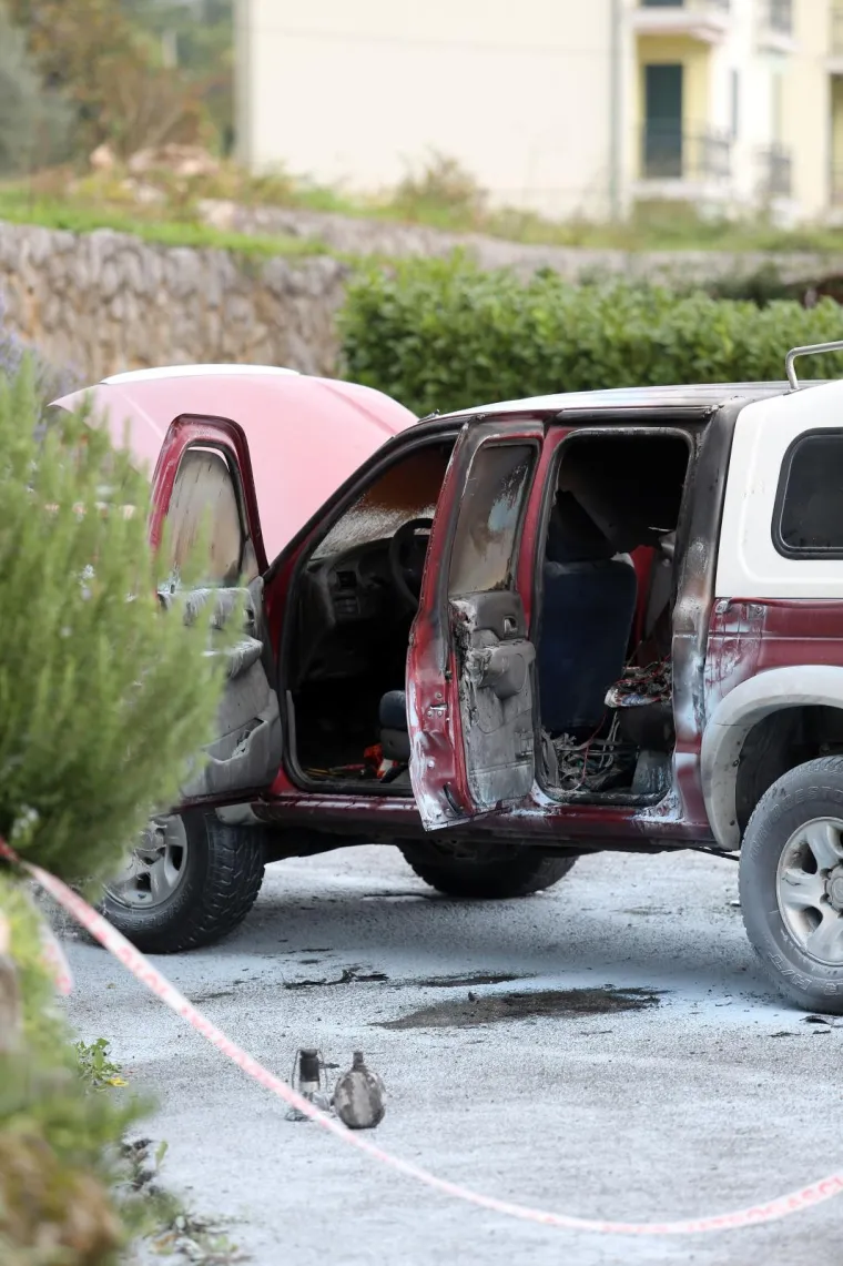 Izgorio automobil u Lovranu: Vlasnik je mu&scaron;karac koji je pronađen mrtav na zapaljenoj brodici?