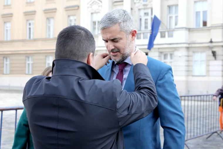 Raspudić se odlučio malo urediti prije izlaska pred kamere, no u tome mu nije pomogla supruga već jedan zastupnik