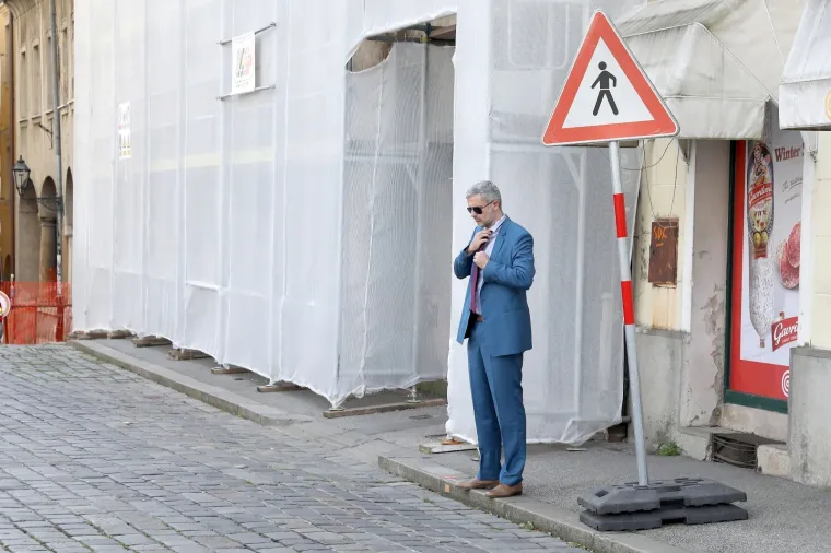 Raspudić se odlučio malo urediti prije izlaska pred kamere, no u tome mu nije pomogla supruga već jedan zastupnik