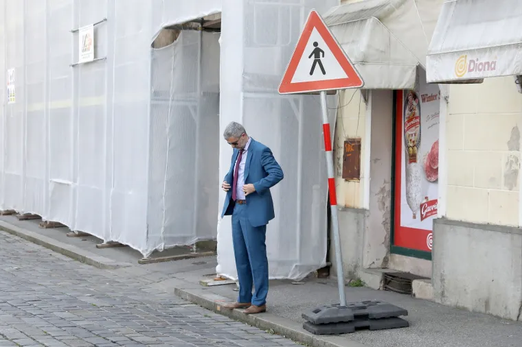 Raspudić se odlučio malo urediti prije izlaska pred kamere, no u tome mu nije pomogla supruga već jedan zastupnik