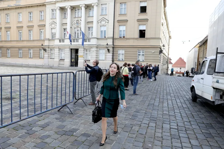 Raspudić se odlučio malo urediti prije izlaska pred kamere, no u tome mu nije pomogla supruga već jedan zastupnik