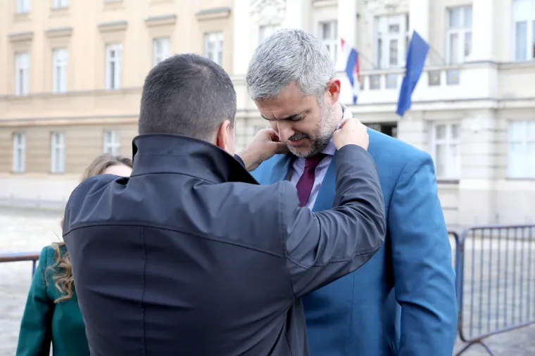 Raspudić se odlučio malo urediti prije izlaska pred kamere, no u tome mu nije pomogla supruga već jedan zastupnik