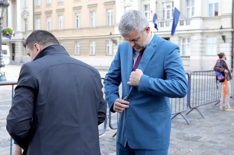Raspudić se odlučio malo urediti prije izlaska pred kamere, no u tome mu nije pomogla supruga već jedan zastupnik