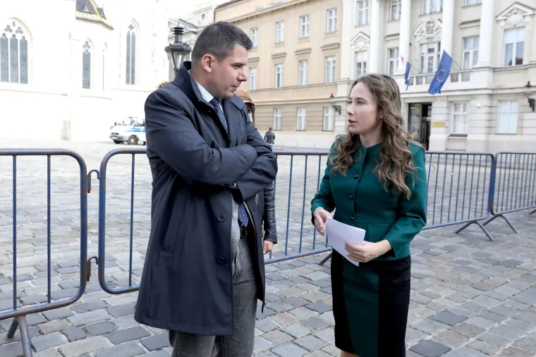 Raspudić se odlučio malo urediti prije izlaska pred kamere, no u tome mu nije pomogla supruga već jedan zastupnik