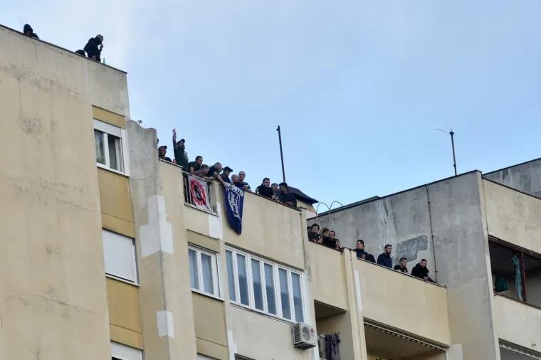 [FOTO] LUDNICA U ŠIBENIKU: BBB-ovci i sa zgrada uz Dinamo! Pogledajte ovaj kaos