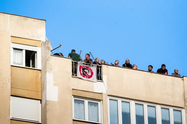 [FOTO] LUDNICA U ŠIBENIKU: BBB-ovci i sa zgrada uz Dinamo! Pogledajte ovaj kaos