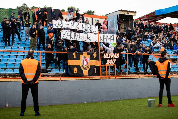 [FOTO] LUDNICA U ŠIBENIKU: BBB-ovci i sa zgrada uz Dinamo! Pogledajte ovaj kaos